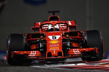 Detalle del piloto Sebastian Vettel, en una de las curvas.