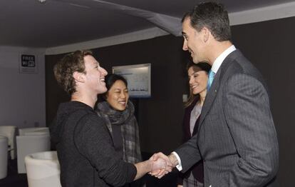 Los Pr&iacute;ncipes de Asturias, Felipe y Letizia, saludan a Mark Zuckerberg  y su esposa, Priscila Chan