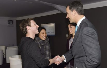 Los Príncipes de Asturias, Felipe y Letizia, saludan a Mark Zuckerberg y su esposa, Priscila Chan