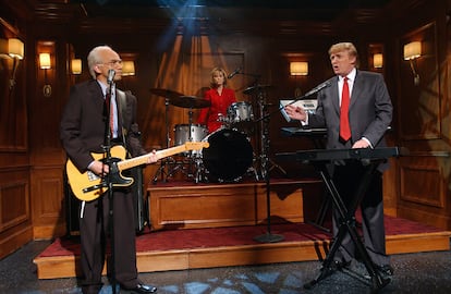 Donald Trump en el programa de televisión 'Saturday Night Live' promocionando su programa 'The Apprentice', en 2004. En el concurso, un grupo de ambiciosos y jóvenes empresarios y expertos en administración de empresas competirán por un trabajo de 250.000 dólares al año como ejecutivo de alto rango del imperio empresarial de Trump.