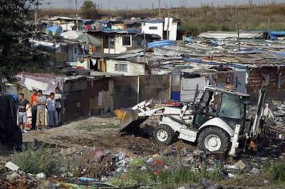 Una pala retira escombros y basura durante el primer día de la operación limpieza en el este poblado chabolista de Madrid.