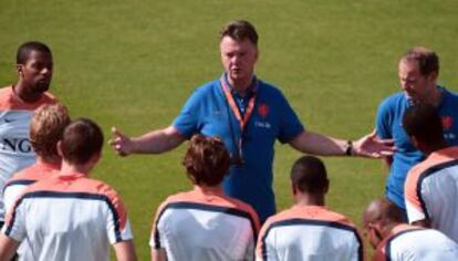 Van Gaal da instrucciones a sus jugadores