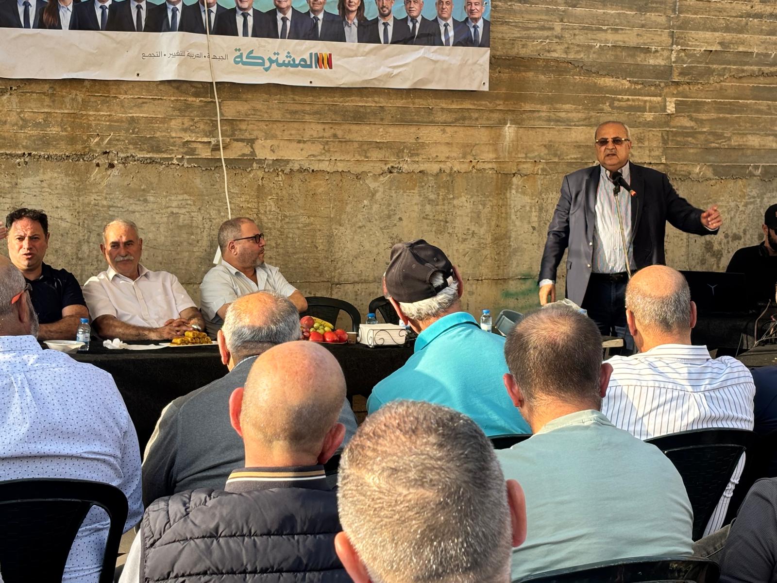 El candidato árabe, Ahmad Tibi (en pie a la derecha), participa en un mitin en la localidad israelí de Abu Gosh, el 23 de octubre de 2026.