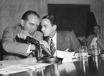 El senador Joseph McCarthy (izquierda) y su asesor Roy Cohn, en el Senado de Estados Unidos en 1954.