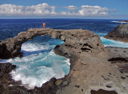 Naturaleza petrificada en el puente de lava situado en la zona del Charco Manso, en el norte de la isla. Patio del restaurante La Higuera de Abuela, en Echedo