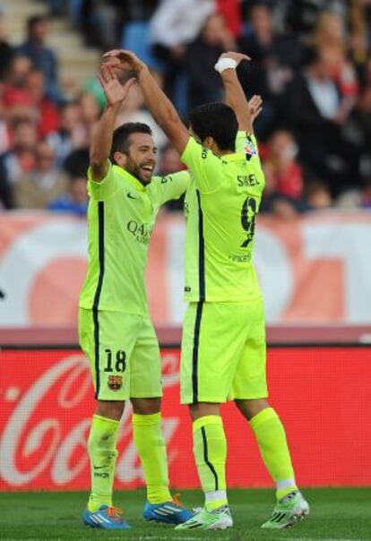 Alba festeja con Luis Suárez su gol.