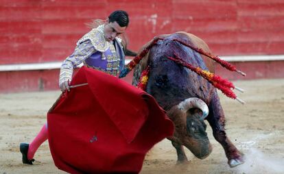 El diestro, Paco Ureña, da un pase a su primer astado durante el cuarto festejo de la Feria de Julio.