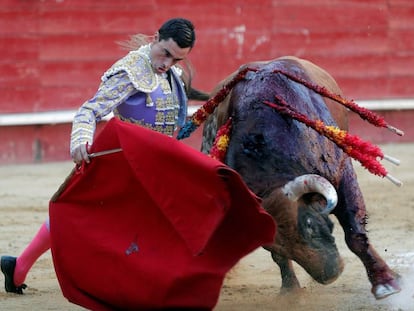 El diestro, Paco Ureña, da un pase a su primer astado durante el cuarto festejo de la Feria de Julio. 