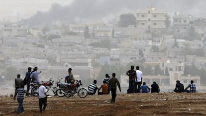 Turcs kurds observen la ciutat de Kobane (Síria).