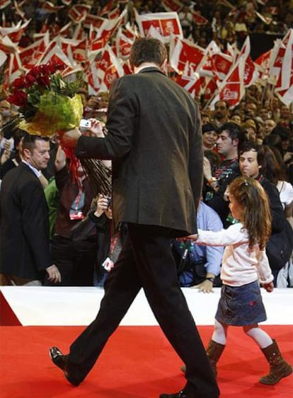 Zapatero sale al escenario del mitin de Murcia con una niña.