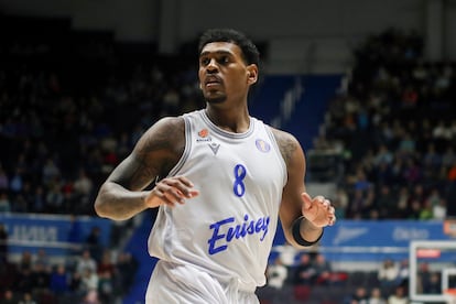 El jugador de baloncesto Xavier Andrew Rathan-Mayes durante un partido de la VTB League, la temporada pasada.