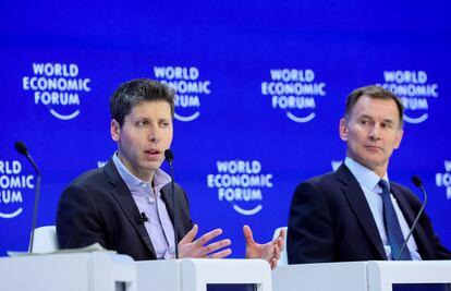 Sam Altman, CEO de Open AI, y Jeremy Hunt, ministro británico de Hacienda, este jueves en un debate en el Foro de Davos.