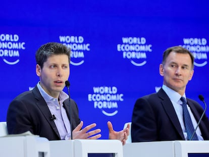 Sam Altman, CEO de Open AI, y Jeremy Hunt, ministro británico de Hacienda, este jueves en un debate en el Foro de Davos.