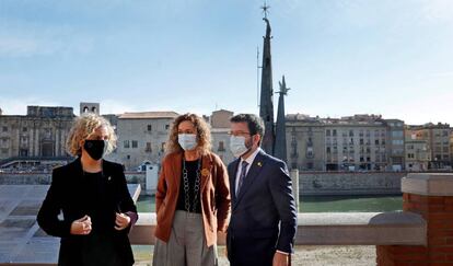 Ester Capella (centre), amb Pere Aragonès i Meritxell Roigé davant del monument, aquets divendres.