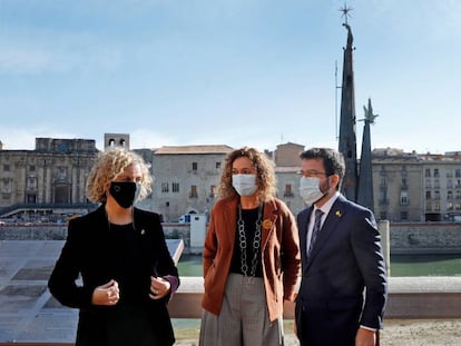 Ester Capella (centre), amb Pere Aragonès i Meritxell Roigé davant del monument, aquets divendres.