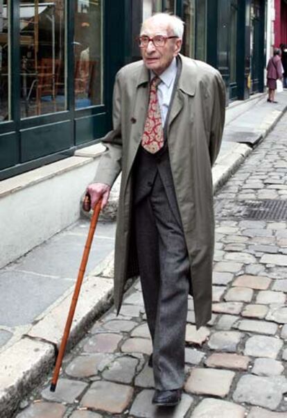 Claude Lévi-Strauss, fotografiado ayer a su llegada a la oficina de la Generalitat catalana en París.