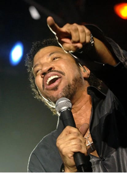 Lionel Richie quiere comprarse una casa en el centro de Berlín y aprovechará para valorar posibles viviendas durante su próxima gira alemana que comenzará en Stuttgart el 11 de abril. "Miraré un poco durante el tour", afirma el intérprete, de 59 años, quien revela su debilidad por los inmuebles antiguos. Richie busca así convertir Alemania en su segundo hogar aunque mantendrá su residencia en Estados Unidos, entre otros motivos para estar cerca de su pequeña nieta, Harlow Madden, fruto de la unión entre su hija Nicole Richie, que está embarazada por segunda vez, y Joel Madden.