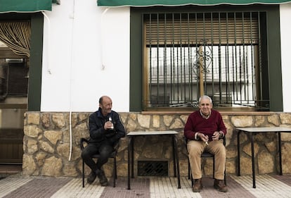 Dos vecinos de El Gordo en uno de los bares de la calle principal de El Gordo, un pueblo al que le afectaría la demolición del complejo porque los vecinos aseguran que dependen de él para sobrevivir.