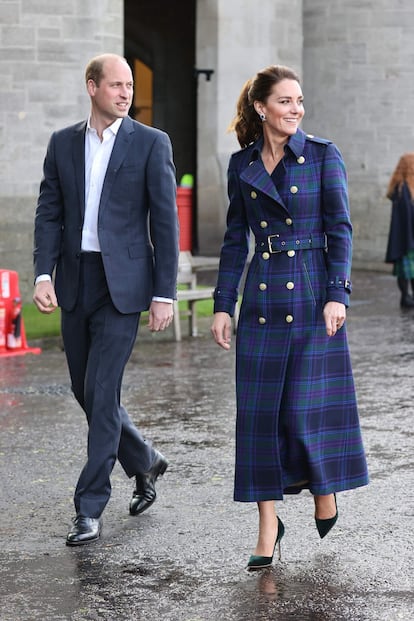 Los duques de Cambridge, a su llegada al palacio de Holyrood este miércoles, minutos antes de disfrutar del pase especial de la película 'Cruella'. En esta ocasión, Kate Middleton quiso homenajear la cultura local con una gabardina fabricada en tartán escocés.