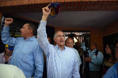 Antonio Ledezma, el opositor alcalde de Caracas, protesta frente a la embajada de Portugal