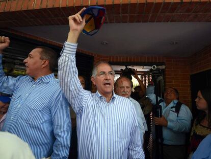 Antonio Ledezma, el opositor alcalde de Caracas, protesta frente a la embajada de Portugal