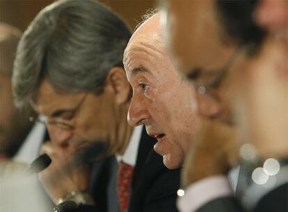 Miguel Ángel Fernández Ordóñez, en el centro, durante su intervención ayer en las jornadas del sector financiero.