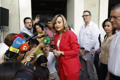 Pilar Alegría, ministra de Educación y portavoz del Gobierno, hace declaraciones a su llegada al Comité Federal del PSOE. 