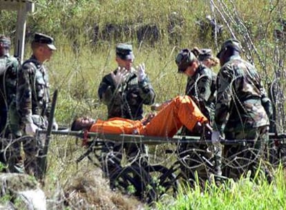 Militares estadounidenses trasladan a un prisionero para interrogarlo en la base de Guantánamo.