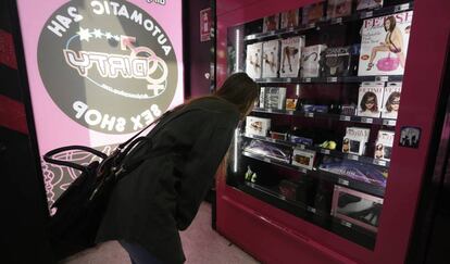 Una de las máquinas expendedoras de juguetes sexuales.