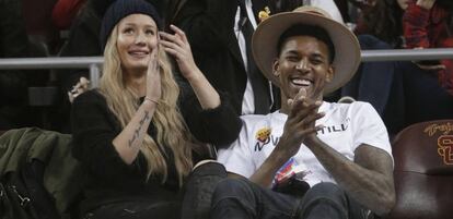 Iggy Azalea y Nick Young, durante un partido universitario en 2015.