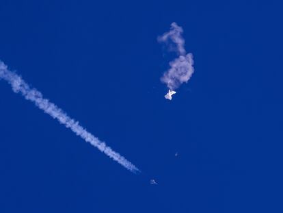 Los restos del globo chino caen sobre el Atlántico momentos después de que un caza estadounidense lo derribara con un misil.