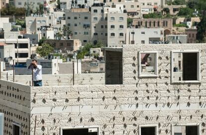 Un colono judío construyendo parte de una nueva casa en la zona bajo control israelí de Hebrón.