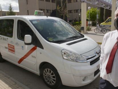 Cecilio González, con su taxi en la parada del hospital de Getafe.