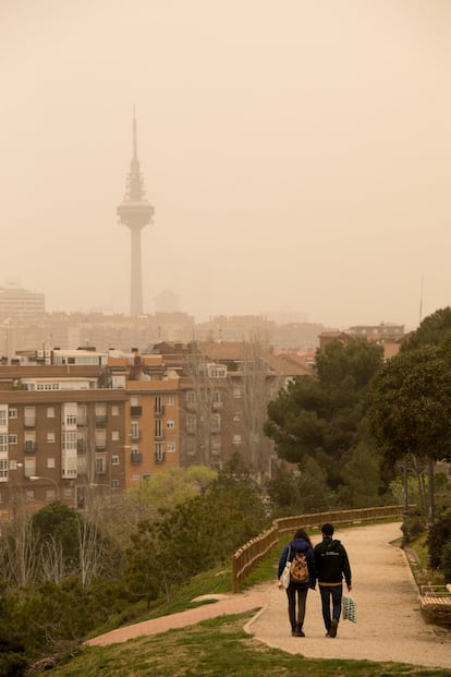 Nube de arena procedente del Sahara vista desde el cerro del Tio Pio. Además de ensuciar los coches y las calles, algo meramente anecdótico, reduce la visibilidad, empeora la calidad del aire y tiene efectos nocivos sobre la salud.