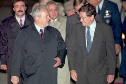 Richard Holbrooke (Der.) y el ex presidente serbio Slodoban Milosevic en esta foto del 31 de octubre de 1995 en Dayton, Ohio