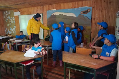El glaciólogo Jorge Luis Ceballos, en una de las escuelas rurales con las que colabora enseñando meteorología.
