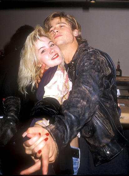 BRAD PITT Y CHRISTINA APPLEGATE. ¿Cómo? Pues lo que oyes. La actriz de Matrimonio con hijos conoció a Brad Pitt en 1988, cuando ella tenía 18 años. Su romance, que parecía sacado de una peli de instituto de la época, duró poco. La actriz confesó a Andy Cohen años más tarde en el programa Watch What Happens Live que losr rumores eran verdad: abandonó a Pitt en la ceremonia de los MTV Video Music Awards de 1989. ¿El motivo? Se marchó con Sebastian Bach, cantante de Skid Row.