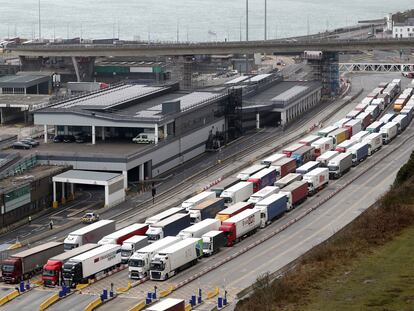 Decenas de camiones aguardan en Dover (Reino Unido) para embarcar en dirección a la costa norte francesa.