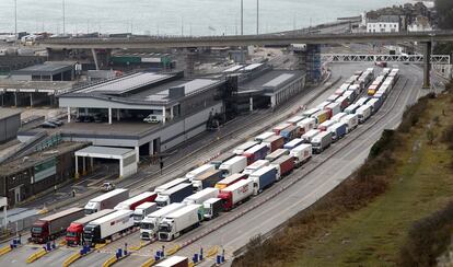 Decenas de camiones aguardan en Dover (Reino Unido) para embarcar en dirección a la costa norte francesa.