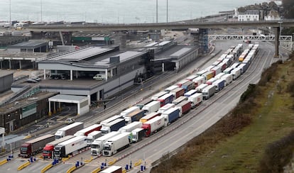 Decenas de camiones aguardan en Dover (Reino Unido) para embarcar en dirección a la costa norte francesa.