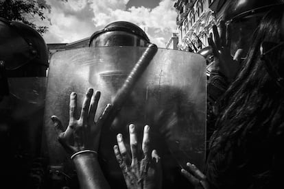 Los manifestantes se enfrentan a la policía ecuatoriana durante una manifestación el 27 de diciembre de 2016 en la plaza Grande de Quito. En 2011, el Gobierno del entonces presidente Rafael Correa abrió de nuevo a la extracción minera y petrolera la región amazónica de Ecuador. Empresas chinas acudieron al reclamo, casi en régimen de monopolio.