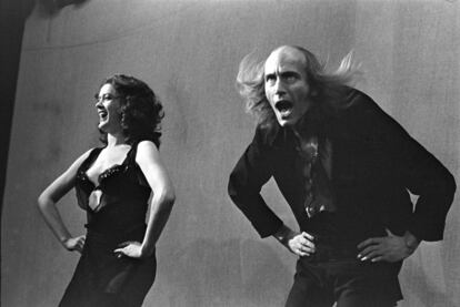 Tanto actores -como Patrick Sewart-, diseñadores y directores han colaborado con entrevistas especiales. En la imagen, los actores Patricia Quinn y Richard O'Brien se meten en la piel de Magenta y Riff Raff, al bailar 'The Timewarp'. 'The Rocky horror show' (el show de terror de Rocky), del que forma parte, estuvo en cartel en 1973 en el Royal Court Theatre.