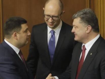 Groisman (izquierda), nuevo primer ministro, saluda al presidente Poroshenko, junto al jefe de Gobierno saliente, Arseni Yatseniuk.