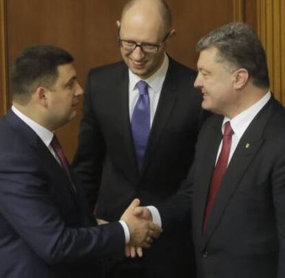 Groisman (izquierda), nuevo primer ministro, saluda al presidente Poroshenko, junto al jefe de Gobierno saliente, Arseni Yatseniuk.