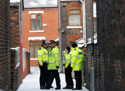 Varios policías permanecen en un callejón adyacente a la casa de Stoke-on-Trent, en centro de Inglaterra, donde se han practicado detenciones durante una operación antiterrorista.