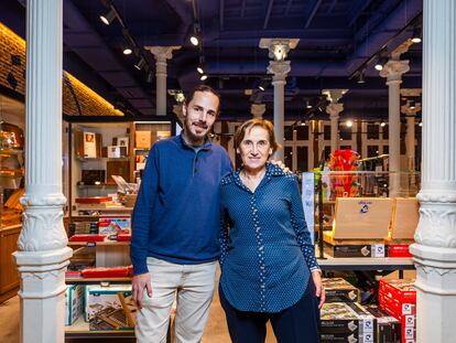 Víctor Juárez, CEO de Craftelier, y Ana Pizarro, su madre, la que inició el comercio hace 40 años, en Hartem, la tienda de bellas artes que acaban de inaugurar en el centro de Madrid.