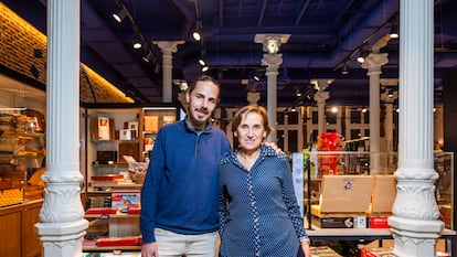 Víctor Juárez, CEO de Craftelier, y Ana Pizarro, su madre, la que inició el comercio hace 40 años, en Hartem, la tienda de bellas artes que acaban de inaugurar en el centro de Madrid.