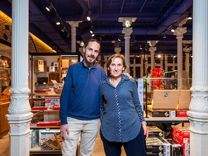 Víctor Juárez, CEO de Craftelier, y Ana Pizarro, su madre, la que inició el comercio hace 40 años, en Hartem, la tienda de bellas artes que acaban de inaugurar en el centro de Madrid.