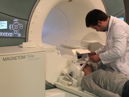 Un técnico muestra el funcionamiento del potente escáner que permite estudiar el cerebro humano en CITA-Alzhéimer.
