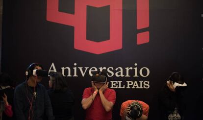 Unos visitantes con gafas VR observan un reportaje 360°.